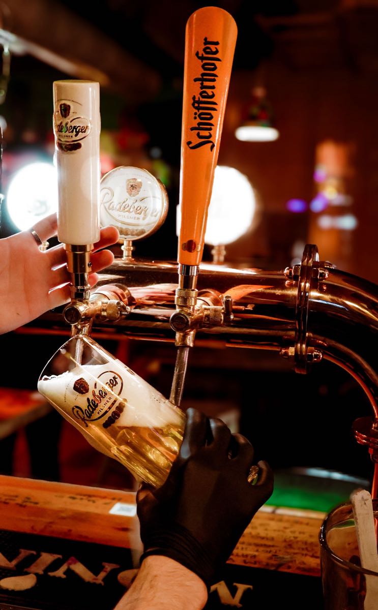 Frisch gezapftes Bier am Zapfhahn